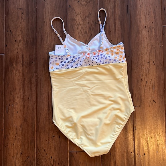 NEW Abercrombie Kids Yellow White Floral Cut Out One Piece Swimsuit Girl's 11/12 - Picture 3 of 3
